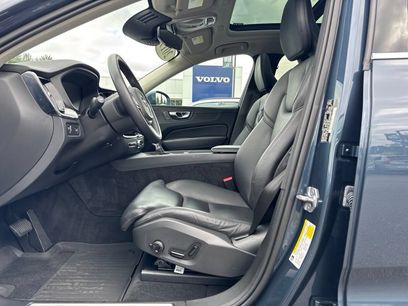 Used 2019 Volvo XC60 T5 Momentum w/ Premium Package