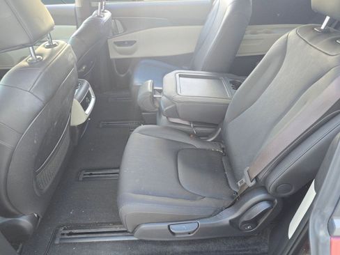 Used 2024 Kia Carnival LX image 11