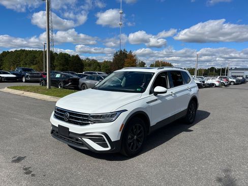 Used 2024 Volkswagen Tiguan SE image 3