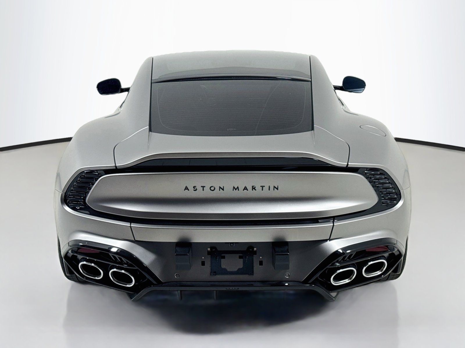 Used 2025 Aston Martin Vanquish RWD image 6