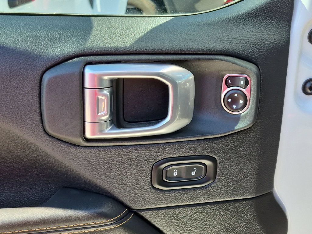 Used 2024 Jeep Wrangler Unlimited Sahara AWD/4WD image 8