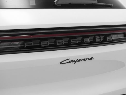 Used 2025 Porsche Cayenne image 17