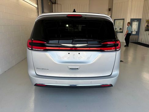 Used 2024 Chrysler Pacifica Touring-L FWD image 7