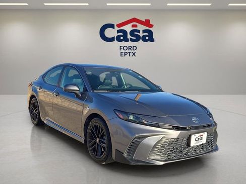 Used 2025 Toyota Camry SE image 1
