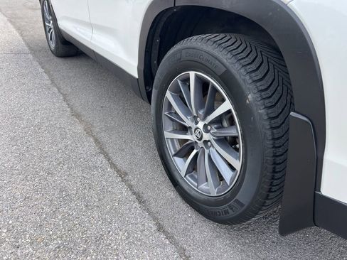 Used 2019 Toyota Highlander XLE AWD/4WD image 32