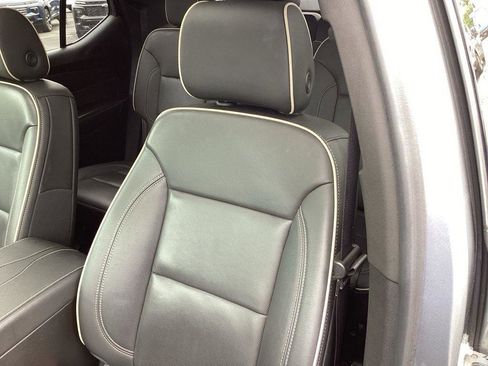 Used 2023 Chevrolet Traverse Premier FWD image 11