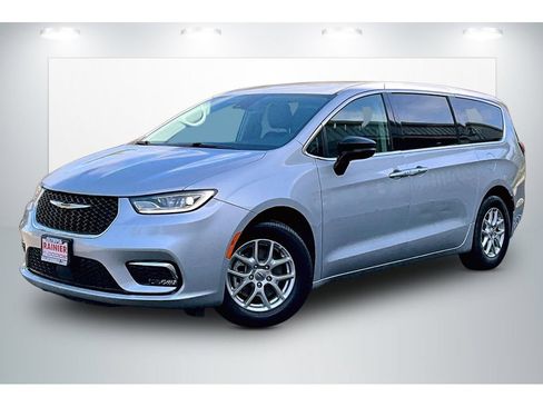 Used 2024 Chrysler Pacifica Touring-L FWD image 2
