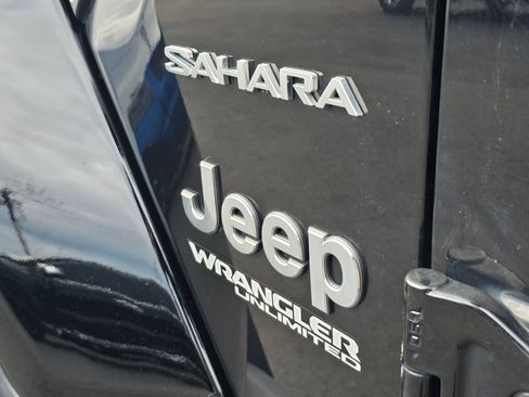 Used 2020 Jeep Wrangler Unlimited Sahara w/ Uconnect 4C Nav & Sound Group AWD/4WD image 11