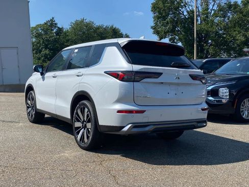 New 2025 Mitsubishi Outlander SE image 3