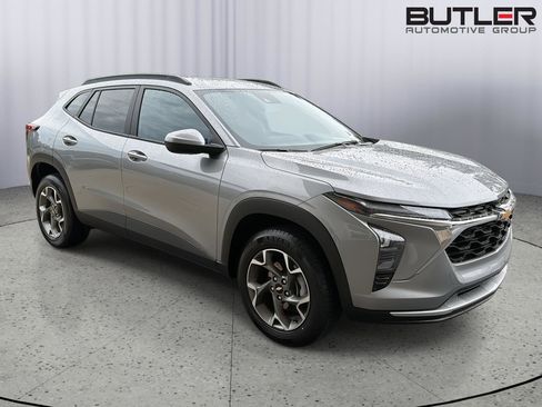 Used 2025 Chevrolet Trax LT FWD image 8
