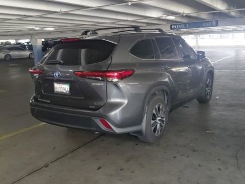 Used 2021 Toyota Highlander XLE AWD/4WD image 4