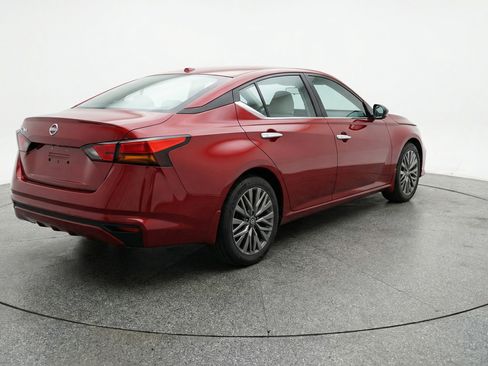 Used 2025 Nissan Altima 2.5 SV image 9