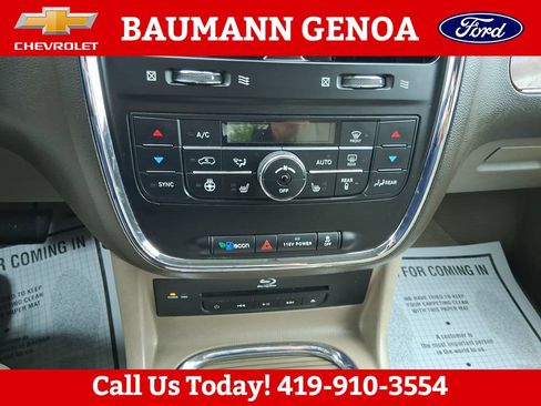 Used 2013 Chrysler Town & Country Touring-L w/ Premium Group FWD image 17