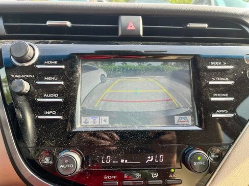 Used 2018 Toyota Camry XLE FWD image 12