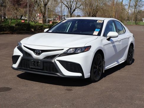 Used 2024 Toyota Camry SE image 1