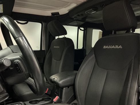 Used 2017 Jeep Wrangler Unlimited Sahara w/ Connectivity Group AWD/4WD image 9