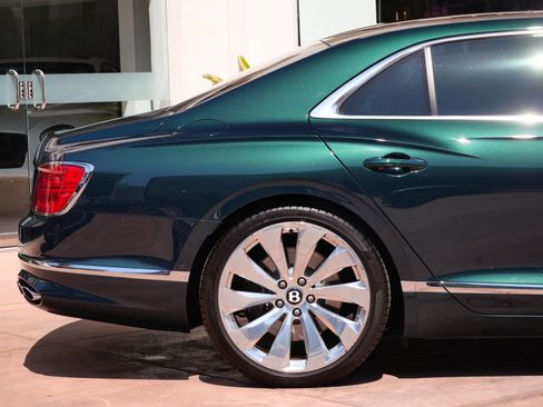 Used 2024 Bentley Flying Spur Azure image 9