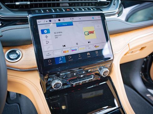 Used 2025 Jeep Grand Cherokee Summit image 20