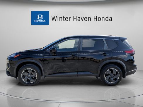 Used 2024 Nissan Rogue SV w/ SV Premium Package image 2