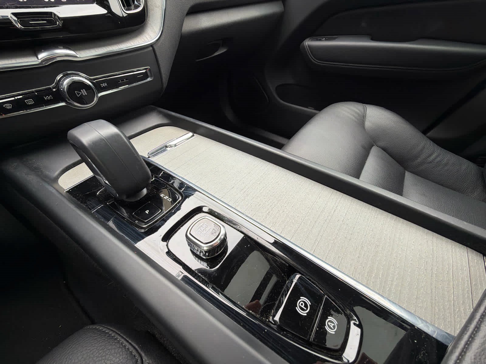 Certified 2025 Volvo XC60 B5 Plus AWD/4WD image 29