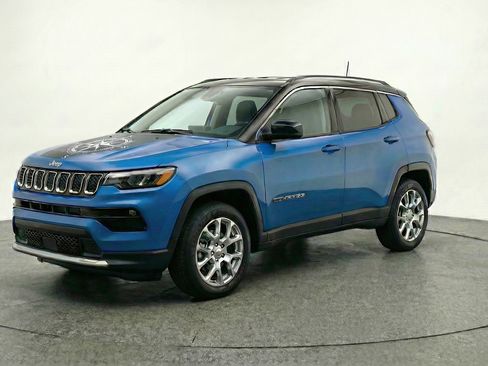 Used 2025 Jeep Compass Limited AWD/4WD image 3
