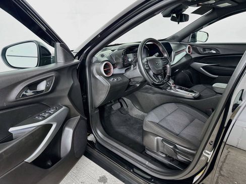 Used 2025 Chevrolet Trax RS w/ Driver Confidence Package FWD image 3