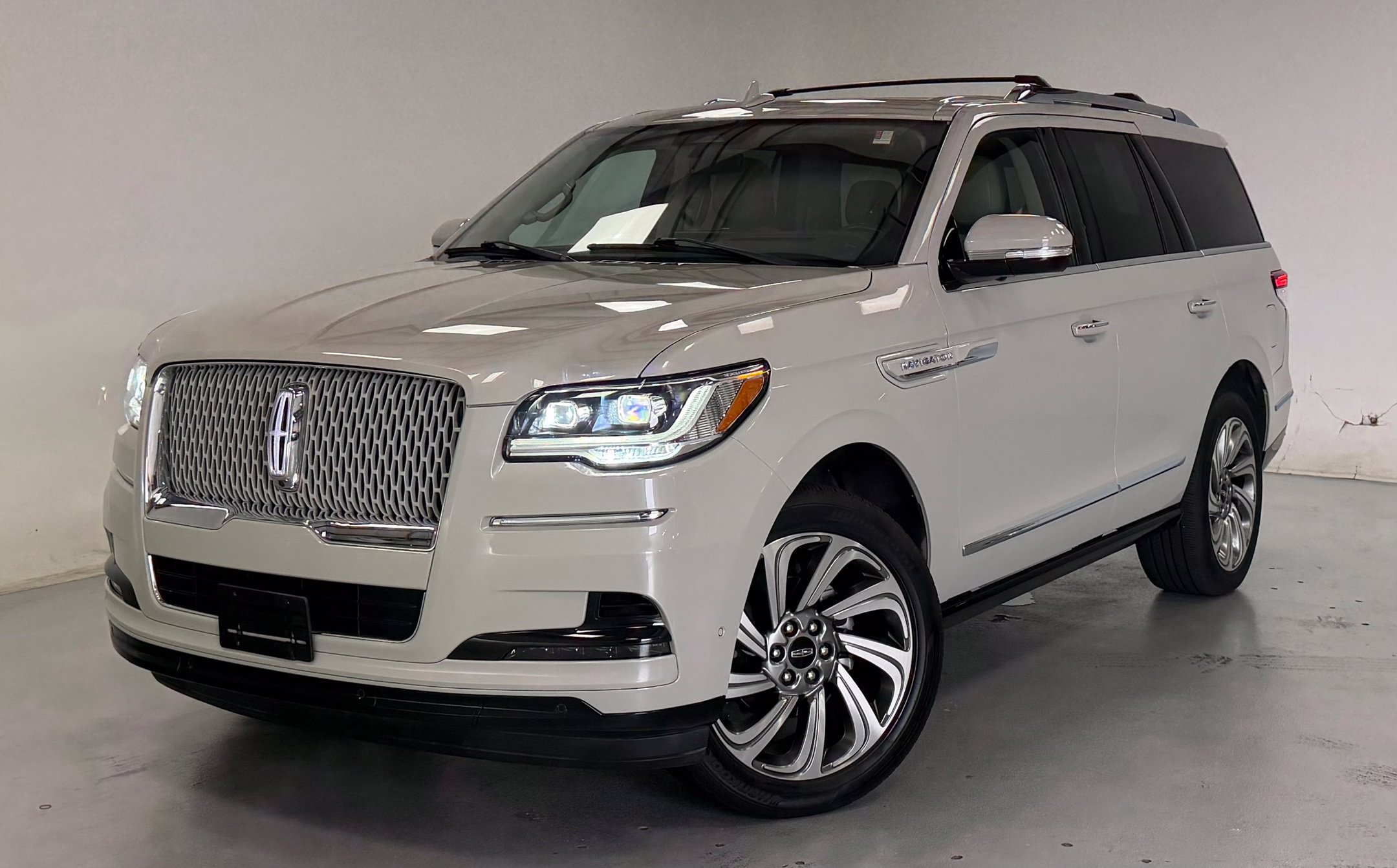 Used 2023 Lincoln Navigator Reserve AWD/4WD image 1