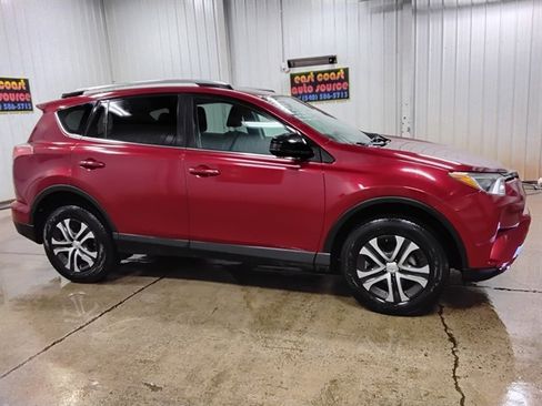 Used 2018 Toyota RAV4 LE AWD/4WD image 2