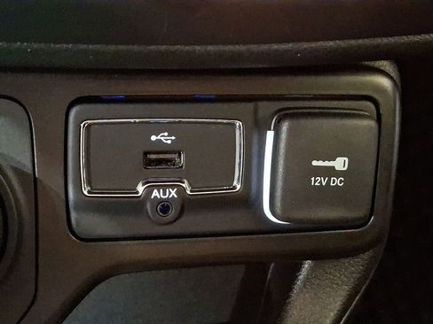 Used 2020 Jeep Renegade Latitude w/ Cold Weather Group image 20