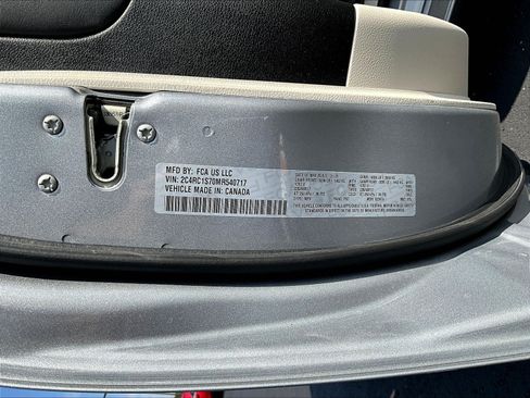 Used 2021 Chrysler Pacifica Limited w/ Uconnect Theater Family Group FWD image 17