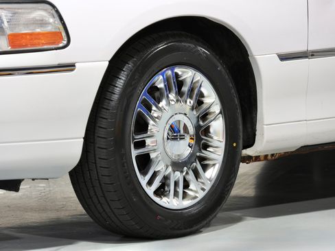 Used 2008 Lincoln Town Car Signature Limited RWD image 26