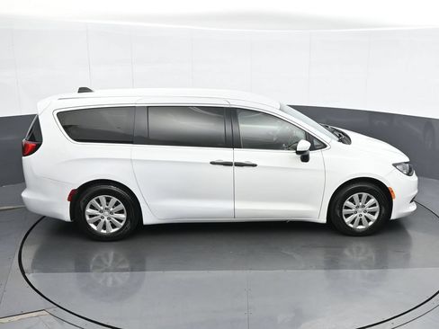 Used 2020 Chrysler Voyager L FWD image 23