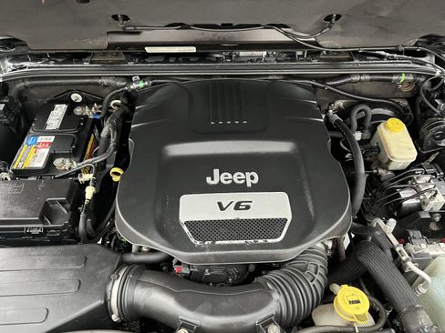 Used 2014 Jeep Wrangler Rubicon w/ Power Convenience Group image 9