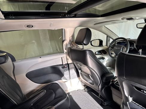 Used 2023 Chrysler Pacifica Limited image 16