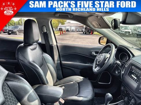 Used 2019 Jeep Compass Latitude w/ Cold Weather Group FWD image 18