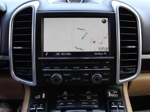 Used 2016 Porsche Cayenne w/ Premium Package AWD/4WD image 18
