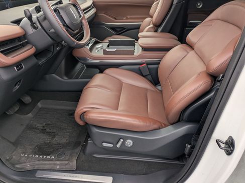 Used 2025 Lincoln Navigator Reserve image 12
