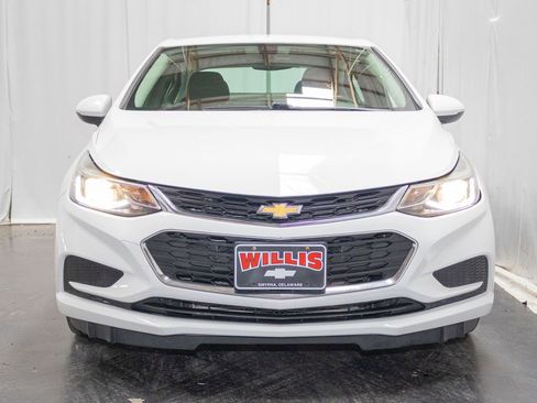 Used 2018 Chevrolet Cruze LT w/ Convenience Package image 2