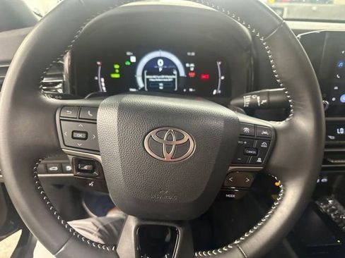 Used 2025 Toyota Camry SE w/ Convenience Package FWD image 5