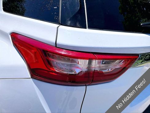 Used 2021 Chevrolet Traverse LS AWD/4WD image 28