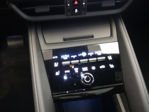 Certified 2026 Porsche Macan 4 Electric AWD/4WD image 44