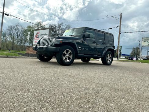 Used 2018 Jeep Wrangler Unlimited Sahara w/ Connectivity Group AWD/4WD image 25