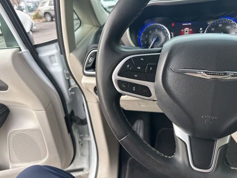 Used 2023 Chrysler Pacifica Touring-L FWD image 16