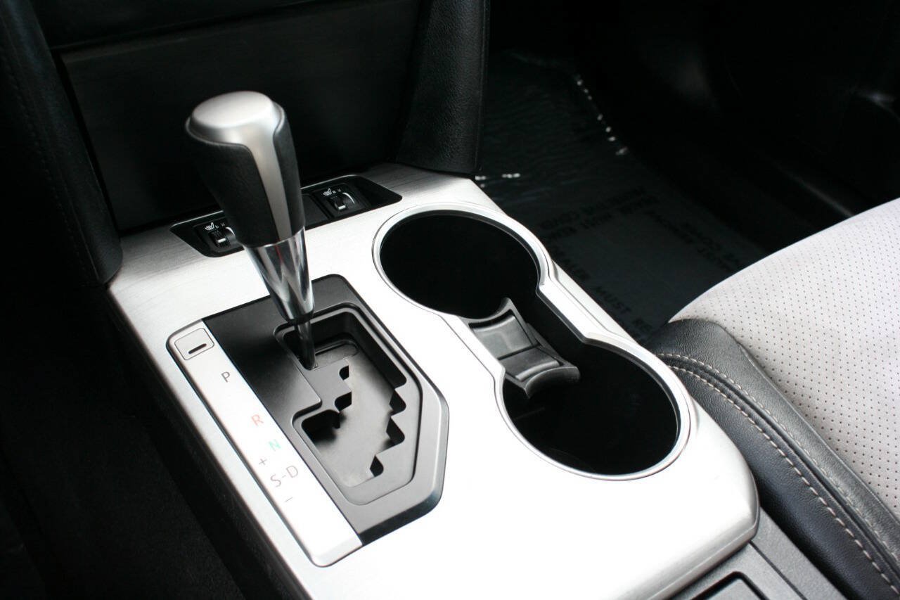 Used 2012 Toyota Camry SE w/ Leather Pkg FWD image 21