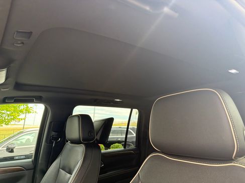 Used 2021 Chevrolet Suburban Premier AWD/4WD image 12
