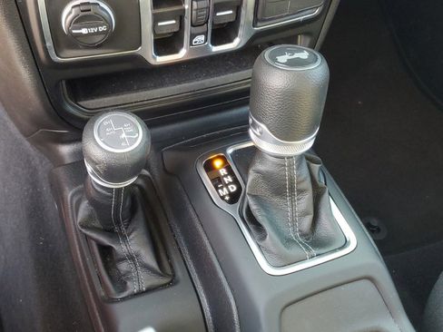 Used 2025 Jeep Wrangler Unlimited Sahara image 22