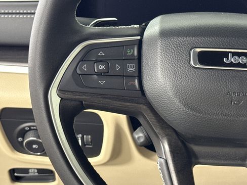 New 2025 Jeep Grand Cherokee Limited w/ Luxury Tech Group II image 17