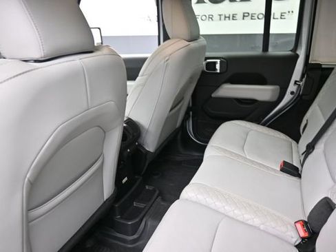 Used 2023 Jeep Wrangler Unlimited Sahara AWD/4WD image 19