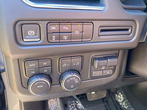 Used 2024 Chevrolet Suburban LT w/ Luxury Package AWD/4WD image 18