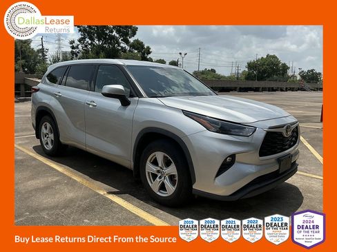Used 2022 Toyota Highlander LE AWD/4WD image 1